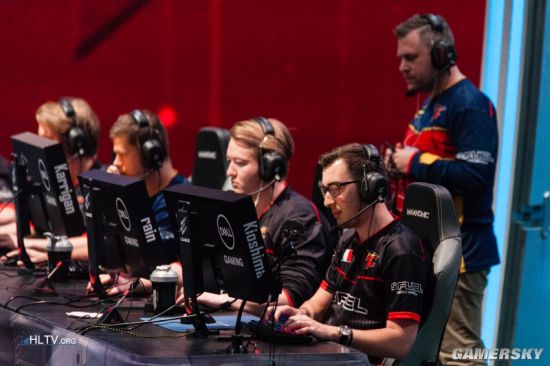 德扑里的“中对子”防御：面对对手的两条街开火，你该跟注几次？（德州扑克“中对子”防守策略：面对对手两街连枪，你该跟到哪一街？）