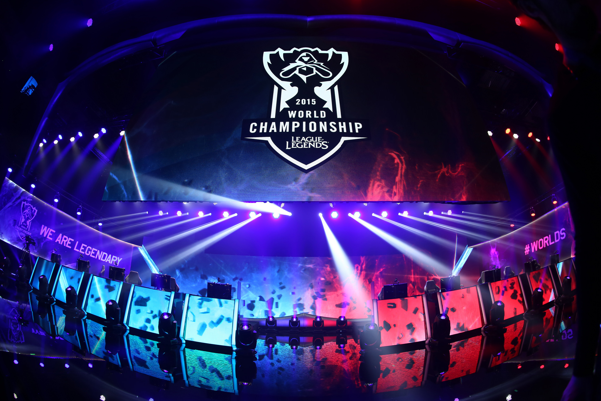 T1晒照：为纪念Faker入选名人堂 Mercedes-Benz制作了新车